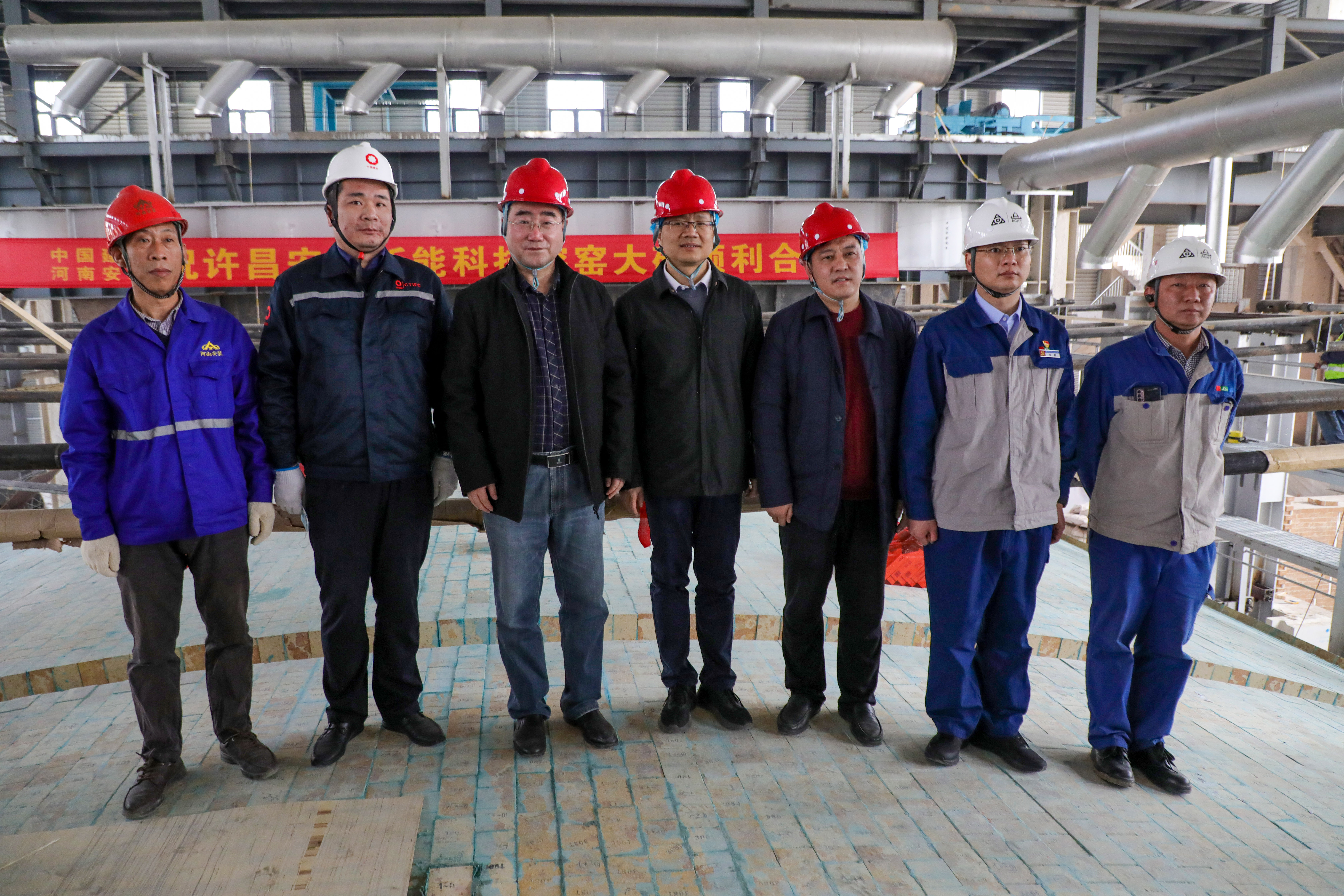 重要進(jìn)展！許昌安彩熔窯大碹順利合攏