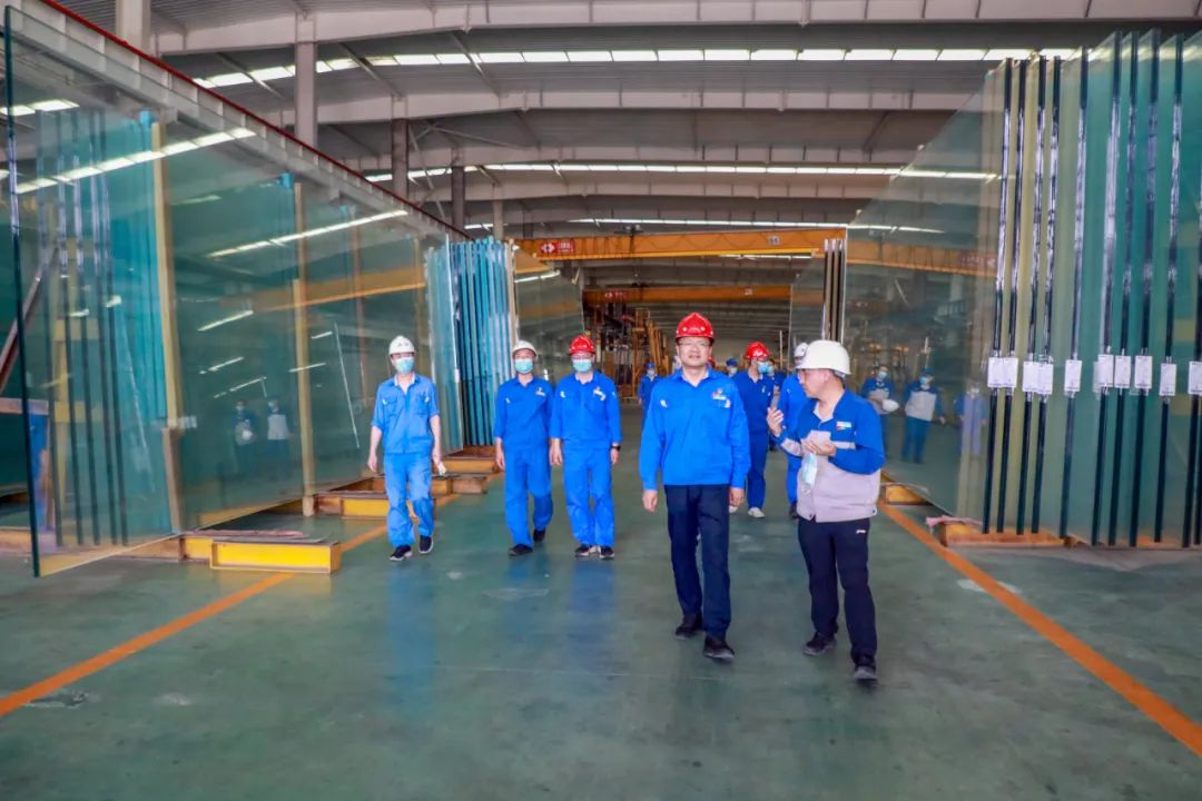 翠籠蒲艾香,慰問(wèn)送安康——安彩高科總經(jīng)理端午節(jié)慰問(wèn)一線職工